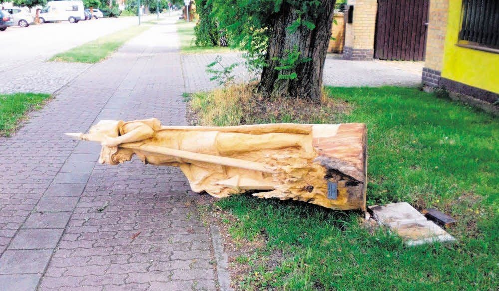 Ohne Rücksicht auf Verluste haben Unbekannte in Schlaitz mehrere Holzfiguren umgeworfen.