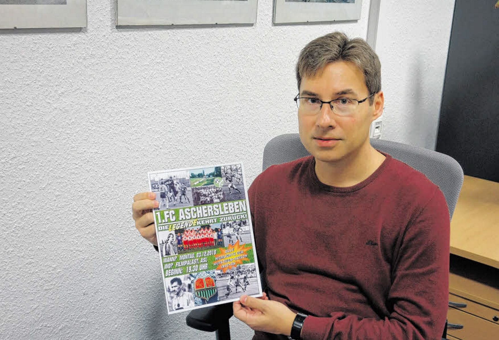 Wolfram Brune präsentiert das Plakat zum Film, der am 3. Dezember gezeigt wird.