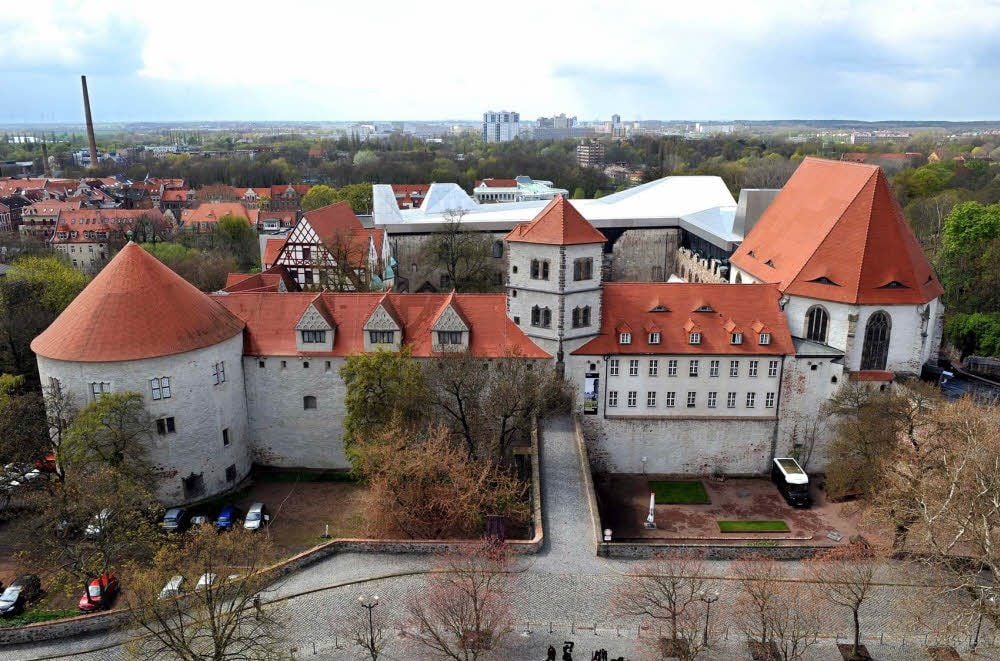 Eine Burg, gebaut erst nach der großen Zeit der Burgen: Nun ist sie eine feste Burg für große Kunst - und bald für eine spektakuläre Schau.