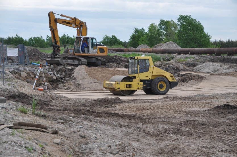 Dort, wo der Seelhausener See 2013 den Lober-Leine-Kanal zerstört hat, werden jetzt Erdmassen aufgefüllt.