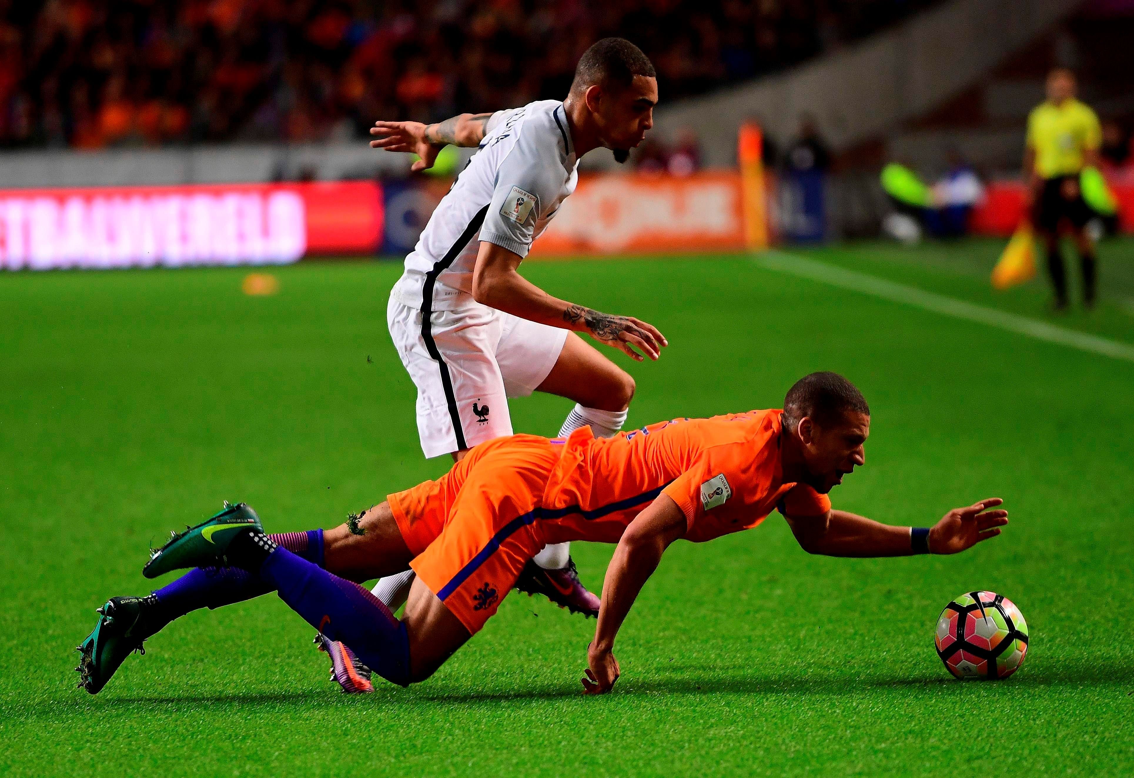 Jeffrey Bruma aus den Niederlanden und Layvin Kurzawa aus Frankreich kämpfen um den Ball.