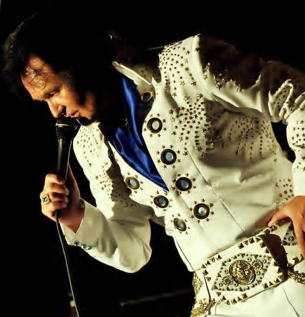 Rio steht als Elvis-Interpret auf der Bühne.