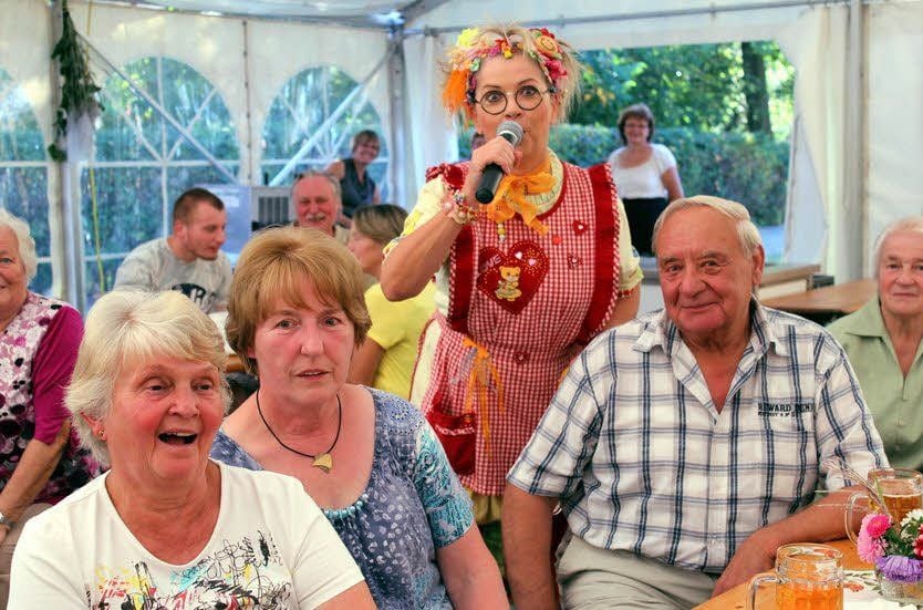 Zur schönsten Kaffeezeit verwöhnte das aus dem Fernsehen bekannte „Sachsenkind Friedlinde“ (Petra Hoffmann) mit flotten Sprüchen.