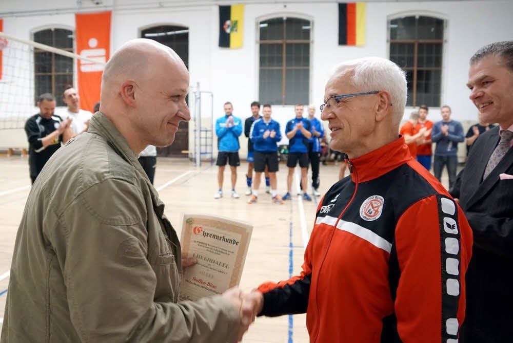 Vereinschef Konrad Sutor (r.) gratuliert Steffen Böse zur Ehrennadel des Volleyball-Landesverbandes in Silber.