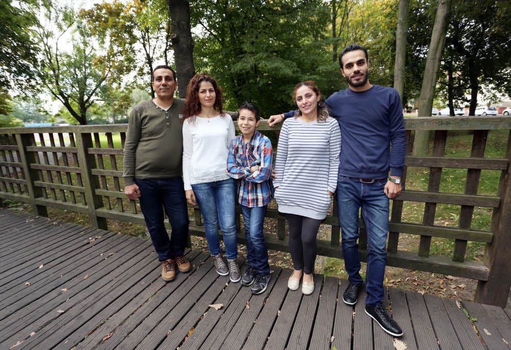 Die dreiköpfige Familie (l.) lebt mit einem Geschwisterpaar, das sie erst in Deutschland kennengelernt hat, in einer kleinen Wohnung.