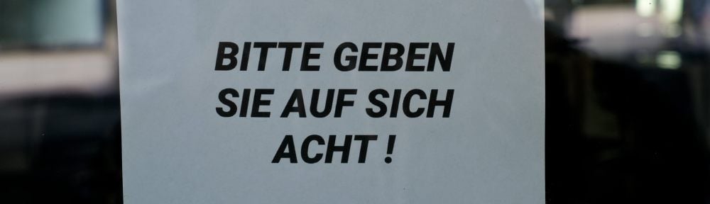 Zettel an einem Friseurladen in der Großen Ulrichstraße