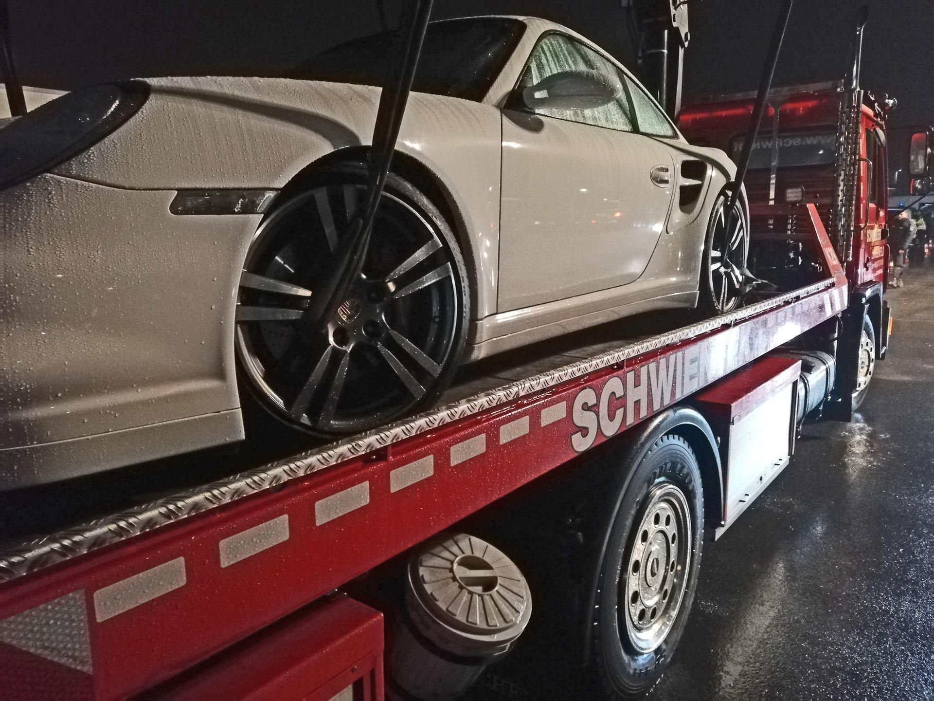 Der Porsche wurde sichergestellt und abgeschleppt.