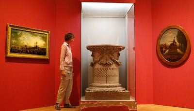 Das Exponat «Altar des Vaterlandes» (M) betrachtet eine junge Frau während eines Vorbesichtigungstermins zur neuen Ausstellung «Spektakel der Macht» im Kulturhistorischen Museum in Magdeburg. (Foto: dpa)
