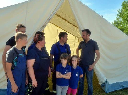 Die Froser Kameraden erhielten ein Zelt für die Jugendfeuerwehr.