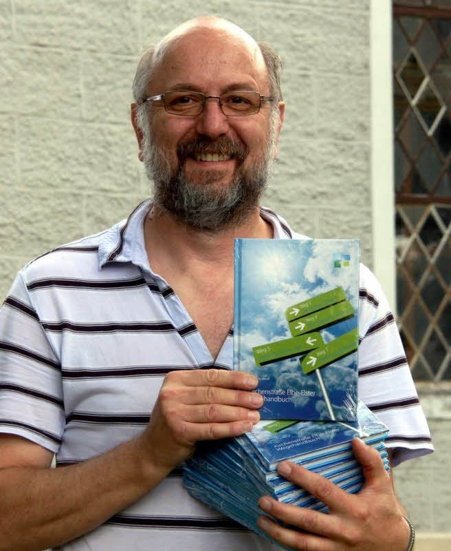Wie viele seiner Kollegen hat auch Schönewaldes Pfarrer Volkmar Homa Zuarbeiten zum Buch geliefert: „Gut, dass wir es jetzt in den Händen halten und an alle Interessierten weitergeben können“, bekundet er froh.