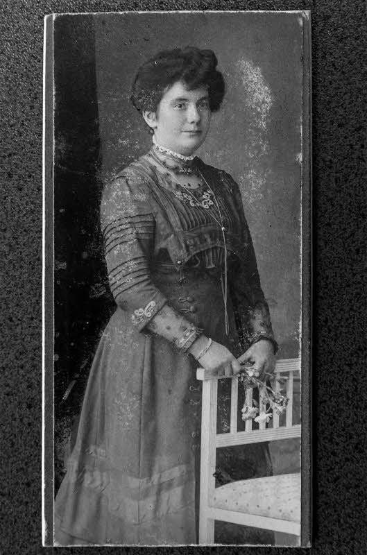 Ein Foto von Martha Augustin, Frau von Alfred Hugo Augustin, der seit Oktober 1914 vermisst wurde.