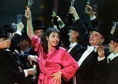 Noemi Nadelmann (M.) als Tänzerin Sylvia Varescu in der Operette «Die Csardasfürstin» von Emmerich Kàlmàn an der Komischen Oper Berlin. (Foto: dpa)