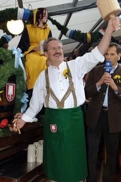 Mit dem Ruf «O'zapft is» eröffnet Münchens Oberbürgermeister Christian Ude in München das 172. Oktoberfest (Archivbild vom 17.09.2005). (Foto: dpa)