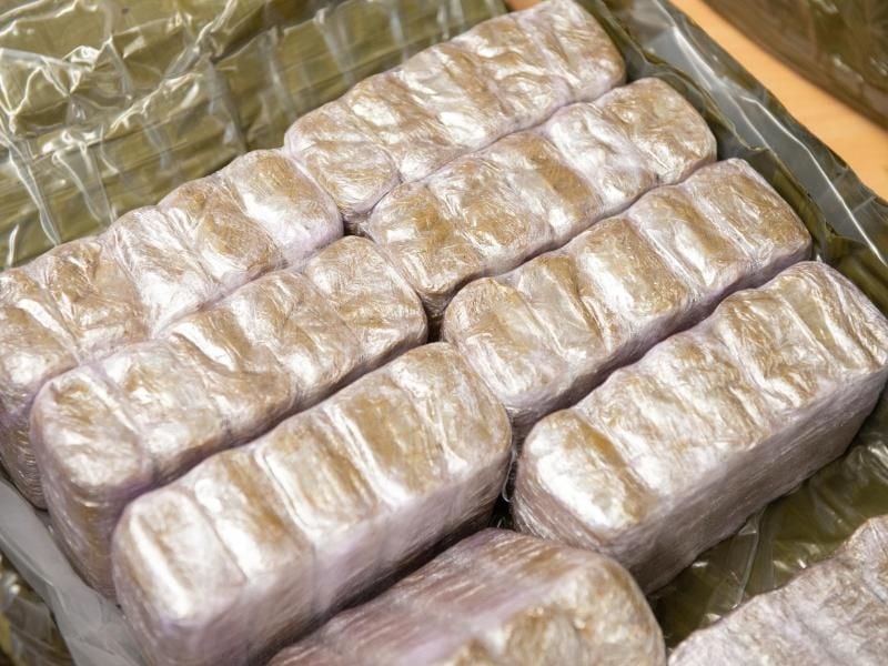 Auf einer grünen Unerlage liegen Haschischpäckchen nebeneinander. Foto: Timm Schamberger/dpa