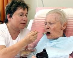 In dem Pflegeheim «Matthias Claudius» in Leipzig reicht die Altenpflegerin Heidrun Schneider am 07.05.2003 der Bewohnerin Hildegard Uhlig das Essen an (Archivfoto). Zur Zeit häufen sich Berichte über Missstände in Altenplege-Einrichtungen. Für Schlagzeilen sorgen dabei Todesfälle durch Wundliegen, lebensbedrohliche Mangelernährung sowie das Austrocknen der alten Menschen. Derzeit sind mehr als zwei Millionen Menschen pflegebedürftig, 650 000 von ihnen leben in Alten- und Pflegeheimen. Die Rürup-Kommission rechnet für 2020 bereits mit 2,6 Millionen Pflegebedürftigen. (Foto: dpa)