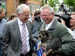 Der nordrhein-westfälische Spitzenkandidat der CDU, Jürgen Rüttgers (l.), spricht am Donnerstag (12. Mai 2005) bei einer Wahlkampfveranstaltung in Halle (Westfalen) mit einem Hundebesitzer. (Foto: dpa)