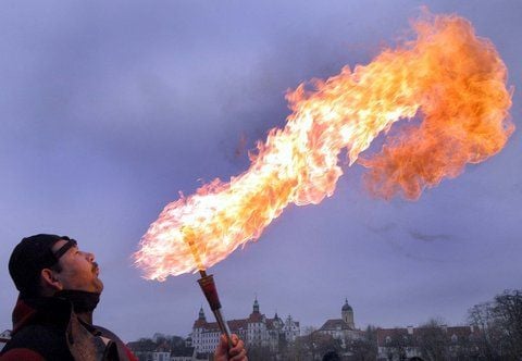 Ein Feuerspucker bei der «Arbeit». (FOTO: DPA)