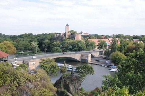 (Lebens)Künstler und treue Bewohner mehren Giebichensteins Charme. (FOTO: ANDREAS LÖFFLER)