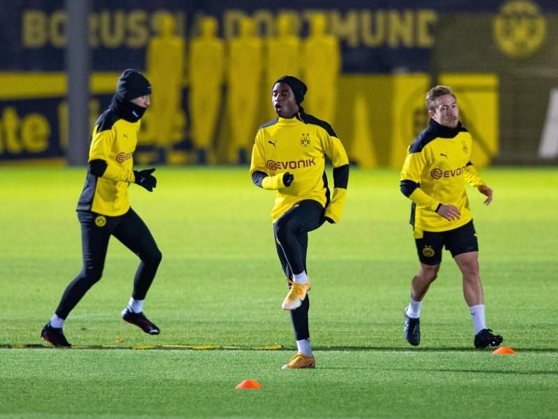 Marco Reus (l-r), Youssoufa Moukoko und Felix Passlack beim Abschlusstraining von Borussia Dortmund. Foto: Guido Kirchner/dpa
