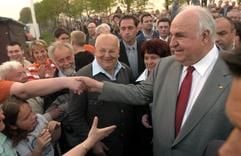 Altbundeskanzler Helmut Kohl (CDU) schüttelt am Freitag (30.04.2004) im Dreiländereck Deutschland, Tschechien und Polen nahe Zittau die Hände von anwesenden Gästen des Europafestes. Der Altkanzler ist Ehrengast der Feierlichkeiten des Freistaates Sachsen zur EU-Erweiterung. (Foto: dpa)