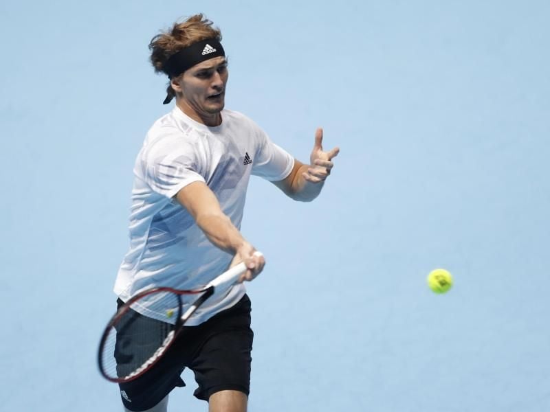 Alexander Zverev returniert bei den Finals einen Ball des Russen Daniil Medwedew. Foto: Frank Augstein/AP/dpa