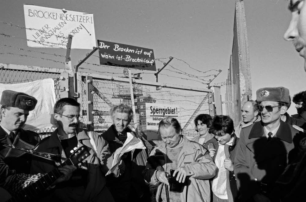 Klare Botschaft: „Lieber hinschauen als abhören.“