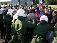 Beamte einer Spezialeinheit der Polizei von Baden-Württemberg üben in Bruchsal mit Statisten das Vorgehen gegen Hooligans. (Archivfoto: dpa)