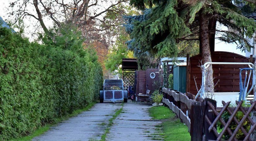 Über diesen öffentlichen Weg käme der Verein zu den gepachteten Wiesen in Bothfeld. Doch ein Anwohner hat ihn illegal zugebaut.