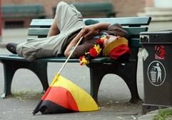 Nationalstolz kann auch anstrengend sein: Dieser Fußballfan verschlief am Freitag (9. Juni) in Düsseldorf das Auftaktspiel der Fußball-WM. (Foto: dpa)