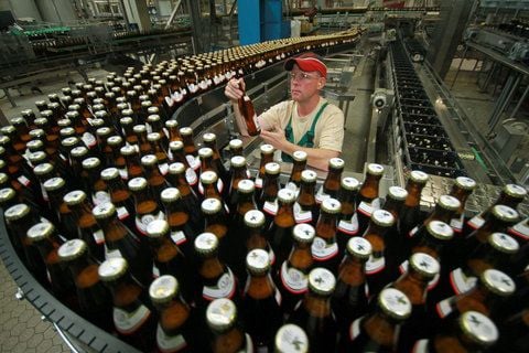 Ein Anlagenfahrer der Hasseröder Brauerei arbeitet am 20.09.2011 in Wernigerode an einer Abfülllinie. Die Brauerei Hasseröder in Wernigerode will ihren Absatz auf dem hartumkämpften Biermarkt deutlich steigern. (ARCHIVFOTO: DPA)