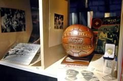 Historische Gegenstände: Mit zahlreichen Ausstellungsstücken macht das HSV-Museum Fußball-Geschichte lebendig. (Foto: dpa)