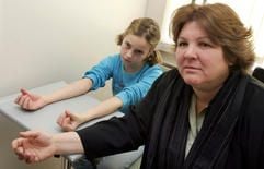 Aleida Guevara, Tochter des Revolutionärs Che Guevara, am Mittwoch (22. März 2006) in einer Mainzer Arztpraxis neben Celina (10), bei der ein Allergietest durchgeführt wird. (Foto: dpa)