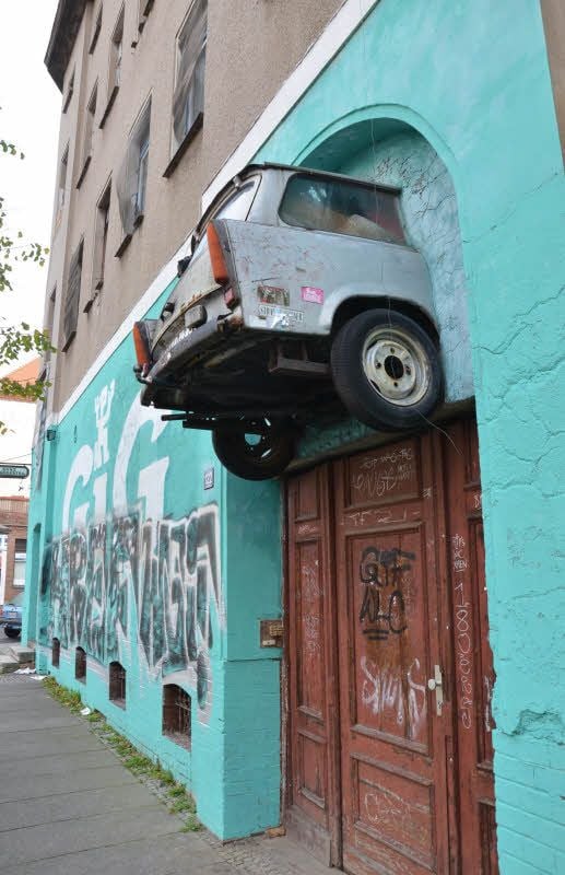 Am Punkklub „Gig“ in Halle gehört ein halber Trabant seit Jahrzehnten zur Hausfassade.