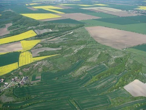 Blick auf die Schmoner Hänge bei Grockstädt, einem Ortsteil von Querfurt (im Hintergrund) (FOTO: MZ-ARCHIV)