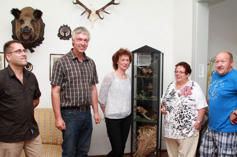 Die Vereinsmitglieder Michael Kauert (von links), Cord Rose-Borsum, Andrea Kauert, Martina Weimann und Bürgermeister Peter Rosenhagen eröffneten die neuen Ausstellungszimmer im Schloss Plötzkau.