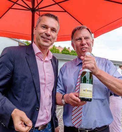 Wiwog-Geschäftsführer Rando Gießmann (links) gibt Hans Keller Wiwog-Sekt mit auf den Weg.