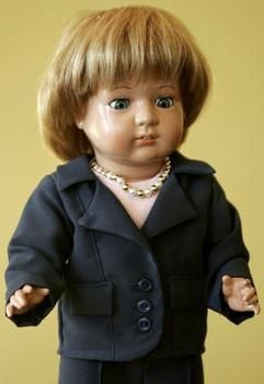 Die Angela-Merkel-Puppe von Marcel Offermann (Foto: dpa)