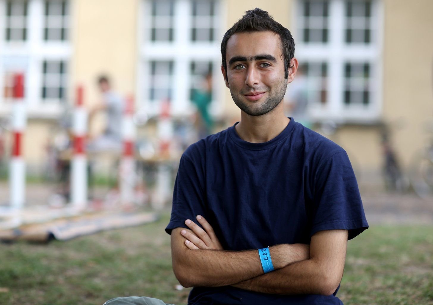 Mustafa Bankesli aus Syrien sitzt vor der als Flüchtlingsunterkunft genutzten Ernst-Grube-Halle in Leipzig