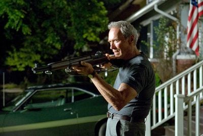 Walt Kowalski (Clint Eastwood) in einer Szene aus «Gran Torino» (undatierte Filmszene). Der verbitterte, unglückliche Kriegsveteran überwindet seinen Fremdenhass, als er mitbekommt, wie die Nachbarsfamilie von einer Gang schikaniert wird. Der Film kommt am 05. März in die deutschen Kinos. (FOTO: DPA)