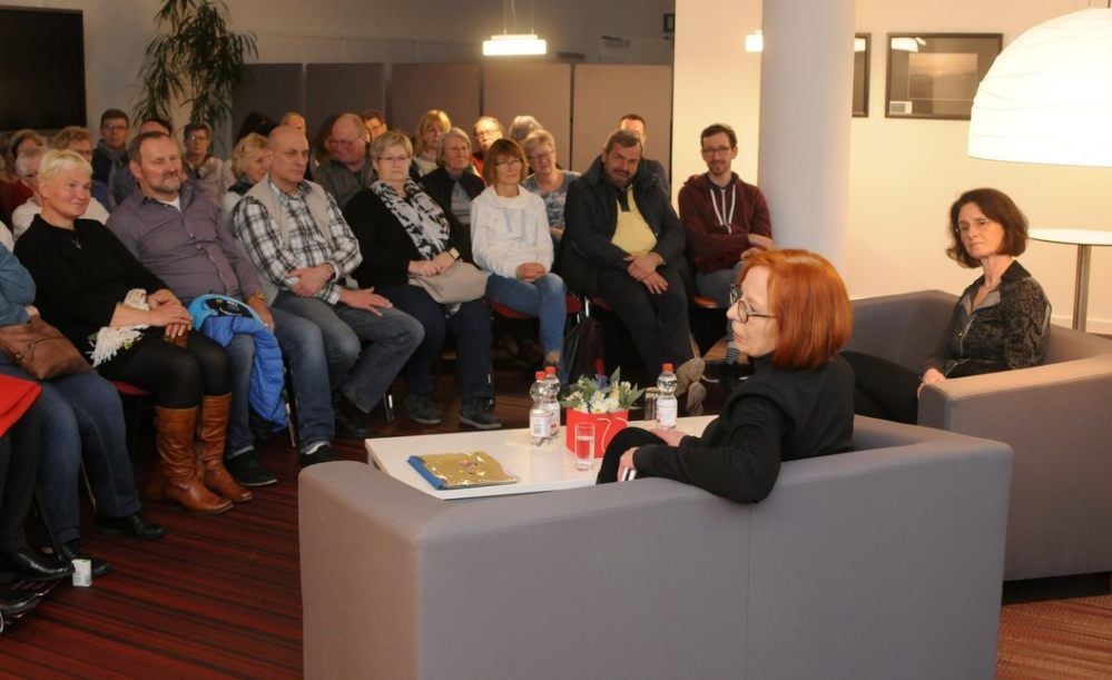 Helga Heilig im Gespräch mit den Gästen der Buchpremiere sowie Bibliotheksleiterin Sabine Matzner (r.).