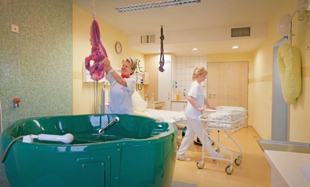 Bewegung im Kreißsaal des Bitterfelder Klinikums: Bis Ende März war das Alltag. Jetzt wird um Personal für den Neustart geworben.