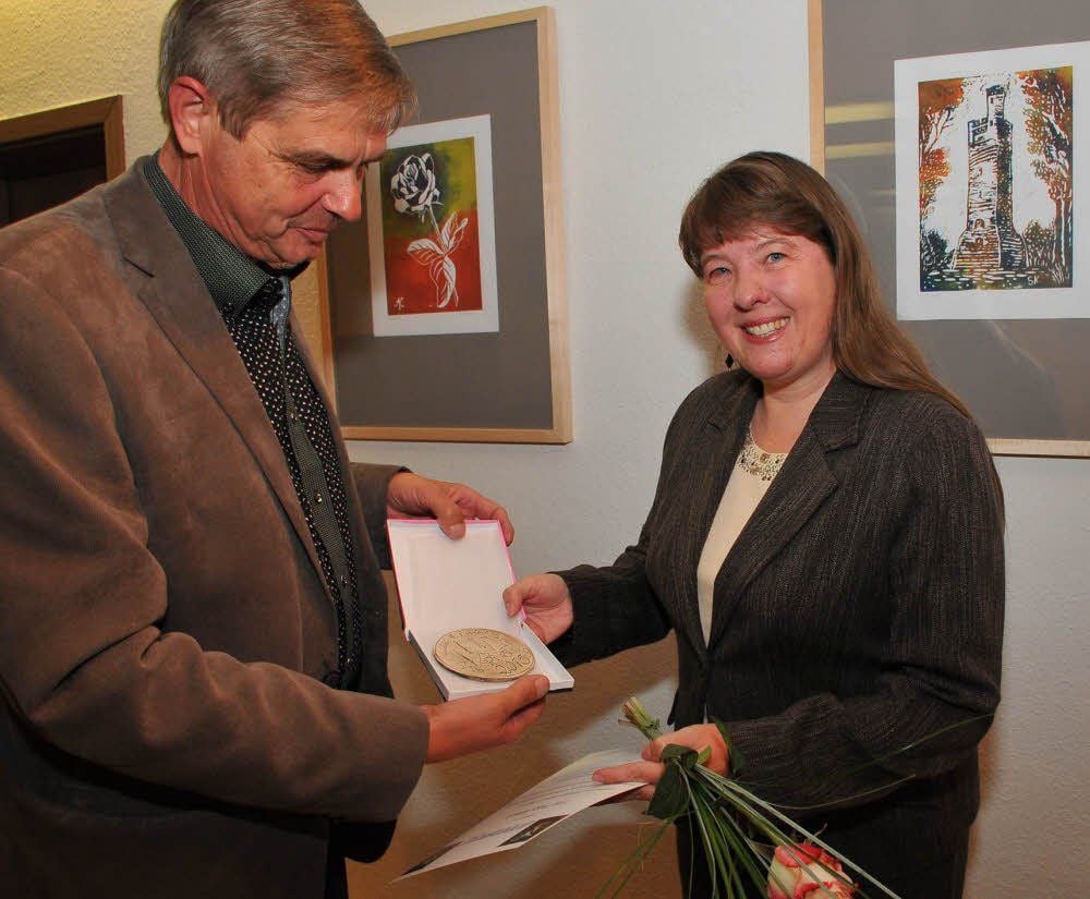 Peggy Bitterolf ist seit 15 Jahren Mitglied des Förderkreises der Musikschule. Der Vorsitzende Steffen Jäsche überreichte ihr Urkunde und Plakette.