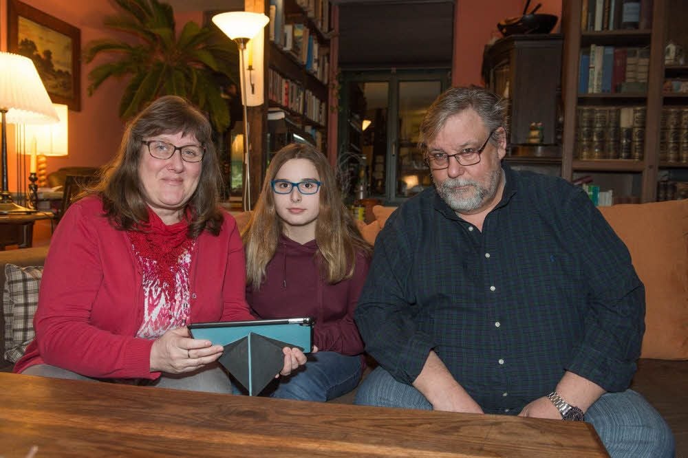 Cindy wird von den Pflegeeltern Angelika und Friedhelm Fitz großgezogen.