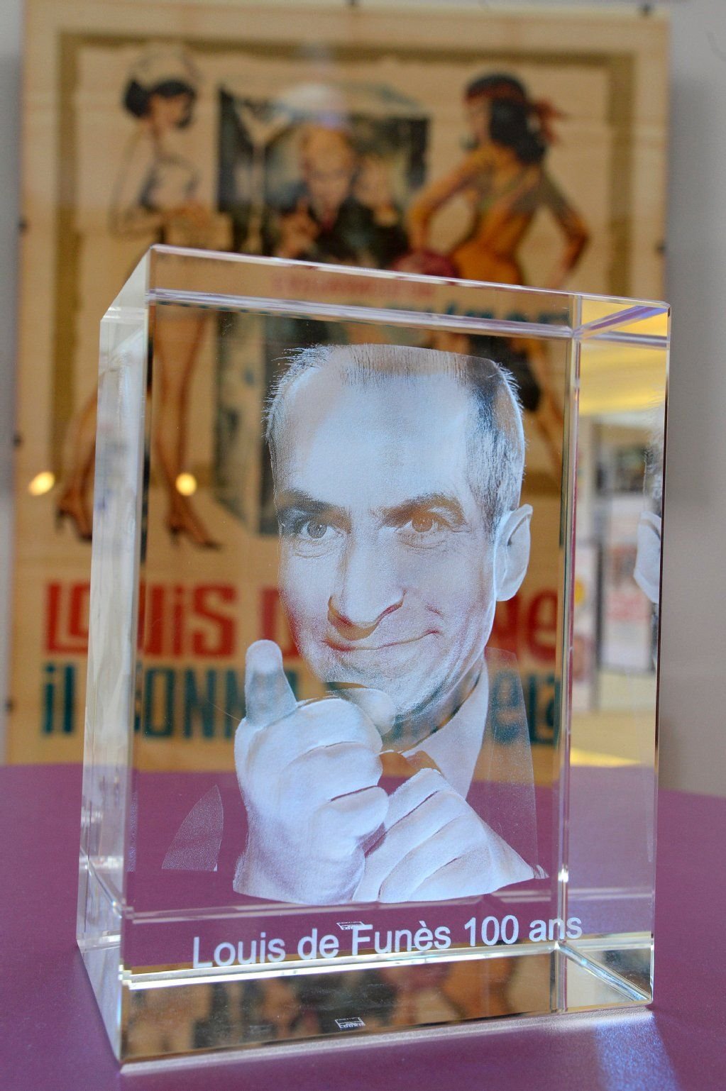 Ein Abbild des französischen Schauspielers Louis de Funes, graviert in einen Block aus Glas, aufgenommen in Paris in der Ausstellung "100 Jahre Louis de Funes".