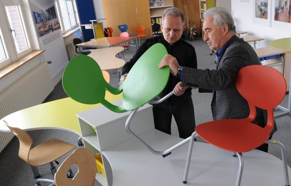 Designer Michael Wirsing (links) und Geschäftsführer Gerhard Winkler im Ausstellungsraum.