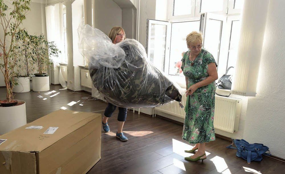 Die neuen Sitzsäcke von Porta gab es gleich durchs Fenster: Cornelia Berger und Lotte Jüptner nahmen sie in Empfang.