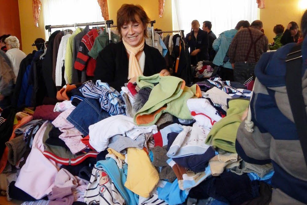 Petra Schumann stöbert in den Sachenbergen in Bornitz.