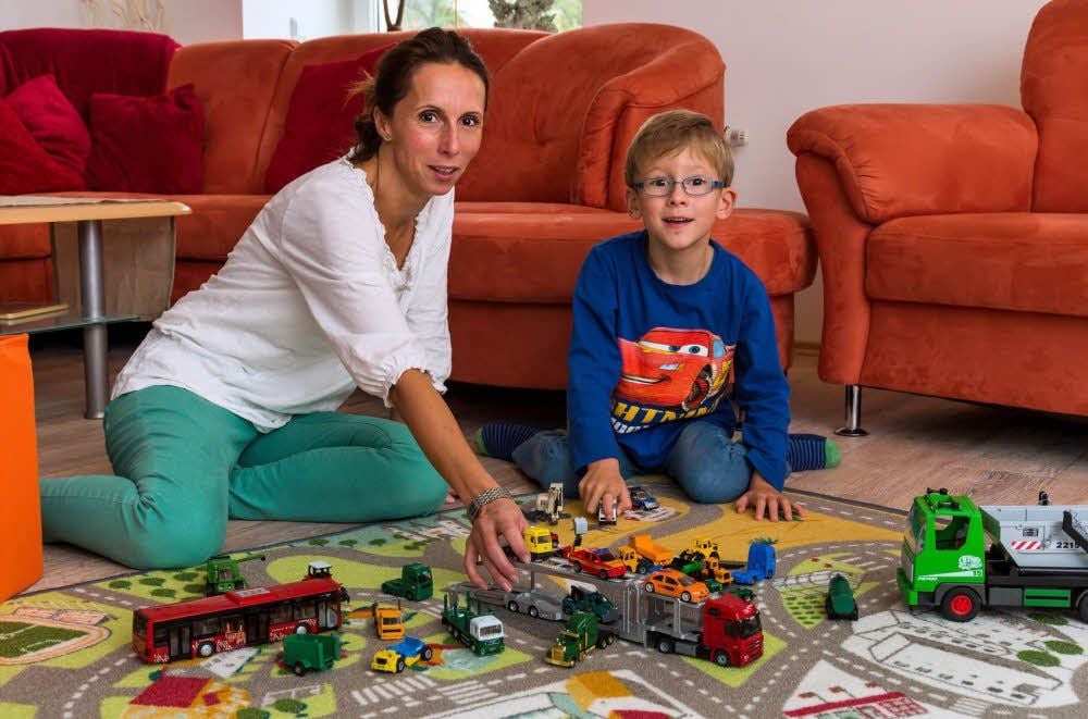 Das gemeinsame Spielen mit Mama Sandra lenkt Hugo ab.