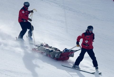 Tobias Stechert wird von der Piste gebracht. (FOTO: DPA)