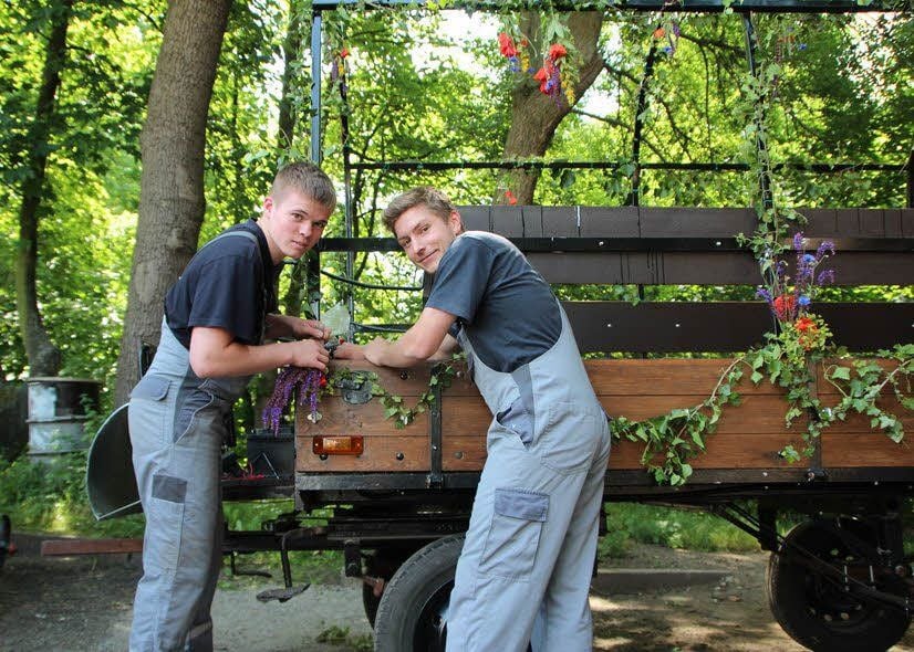 Alexander und Marcel installieren zusammen mit ihren Kollegen die Beleuchtungsanlage am restaurierten Kremser.